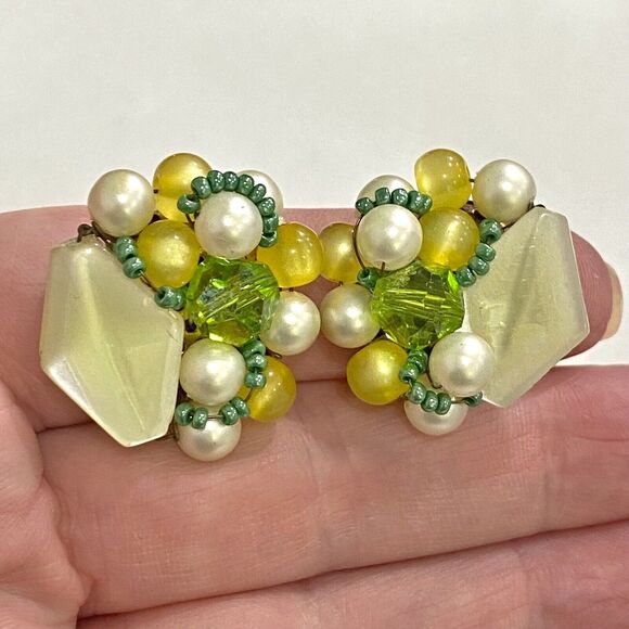 Vintage Mid Century Clip On Earrings Pearl Yellow Chartreuse Green Bead Clusters - Picture 6 of 8